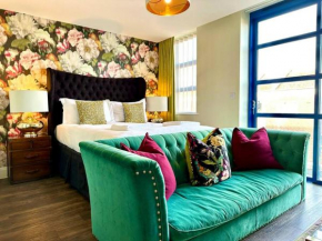 Chic Modern Apartment Suite - Free Parking & WiFi! - 1 Minute walk to Poole Quay - Great Location - Free Parking - Fast WiFi - Smart TV - Newly decorated - sleeps up to 2! Close to Poole & Bournemouth